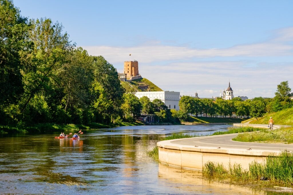 Vilnius iš baidarės upėje: ką pamatysi plaukdamas baidarėmis Vilniuje?