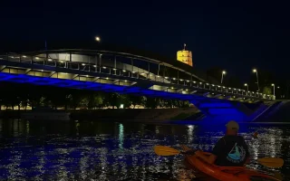 Naktinis plaukimas Nerimi Vilniuje – miesto žiburiai